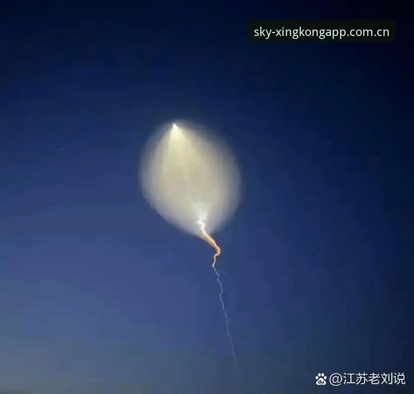 老刘在机场候机时刷手机，发现星空APP弹出了更新提示。他随手点了个“稍后再说”，结果落地后怎么都打不开主页。不是白屏，就是提示“网络异常”。试了四次，重启手机也没用。最后他只能删掉旧版，连上咖啡厅的WiFi，重新下载——这才回到熟悉的页面。他后来跟我说：这种事你遇过一次，就会长记性。星空官方的入口调整频率看着不高，但只要忘了更新，吃亏的就是自己。那些流畅体验背后，往往是每个版本必修的“升级课”。
